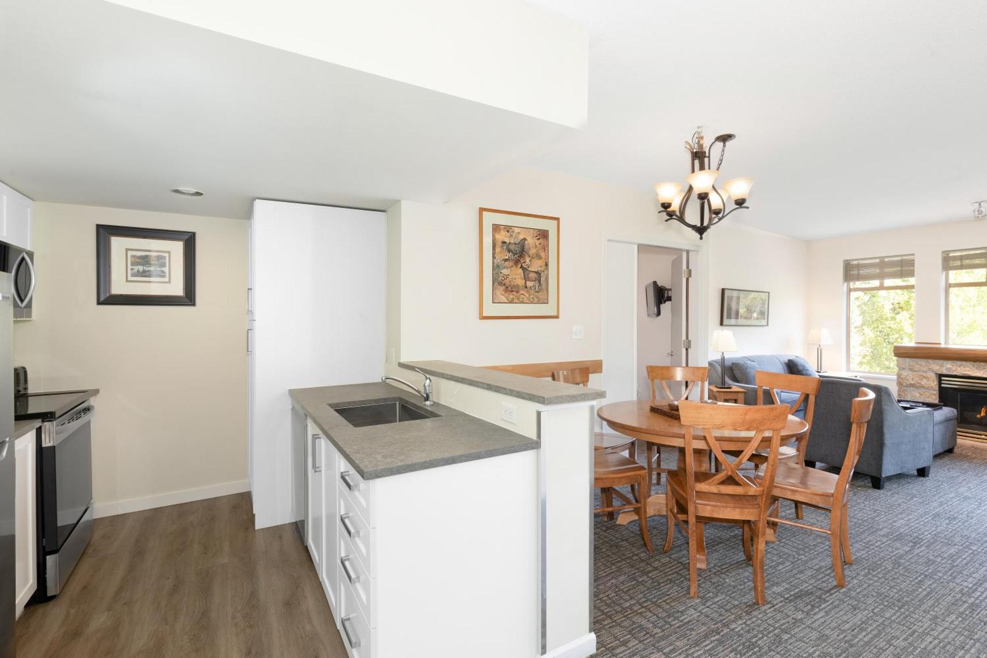 Tyndall Stone By Whiski Jack Appartement Whistler