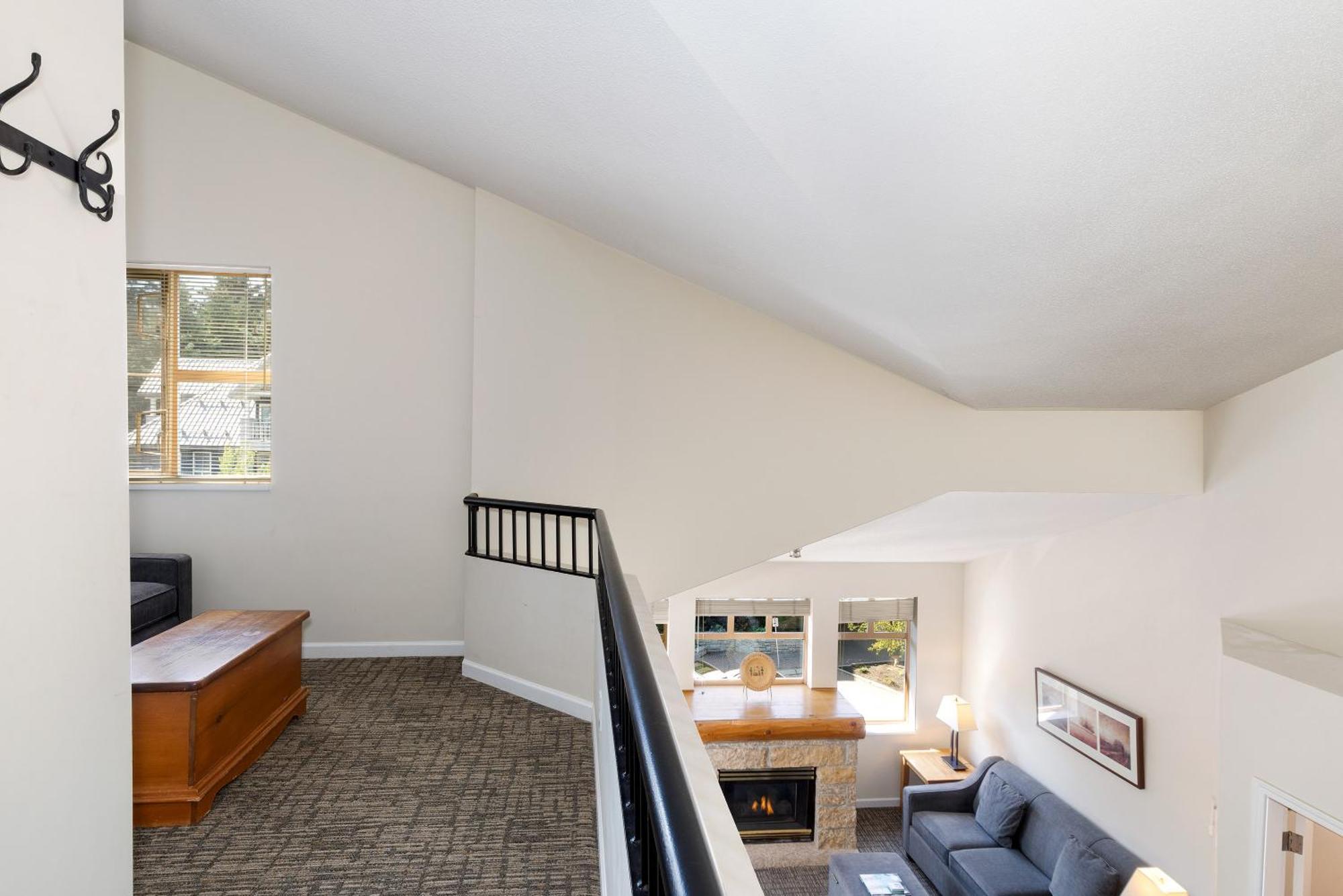 Tyndall Stone By Whiski Jack Appartement Whistler